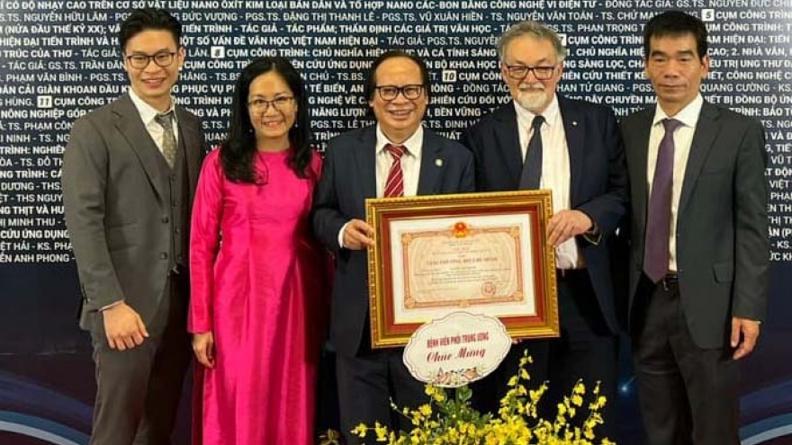 Australian professor wins Ho Chi Minh Prize for joint TB research